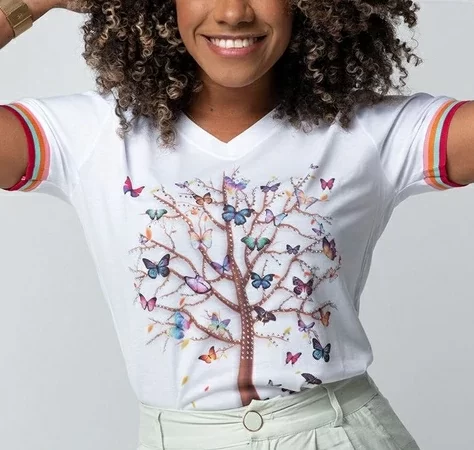 Blusa Feminina T-shirt Branca com Estampa de Borboletas e Árvore da Vida | Viscolycra Premium, Gola V e Strass